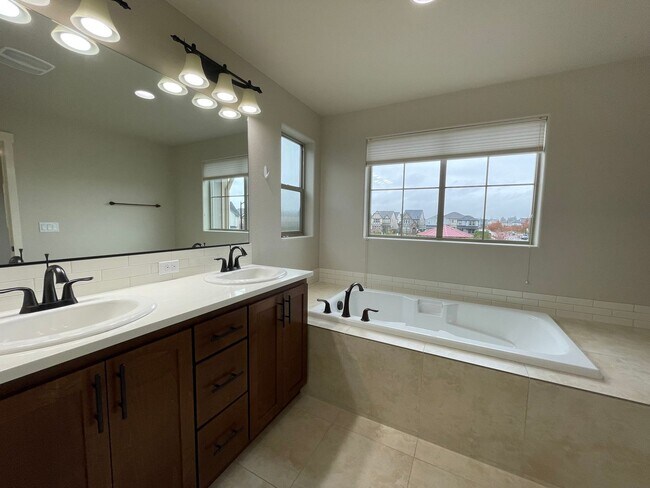 Building Photo - Lovely North Plains 4Bd 2.5Ba Home with Ja...