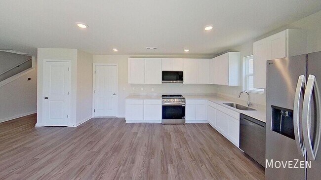 Building Photo - 161 Davis Dr