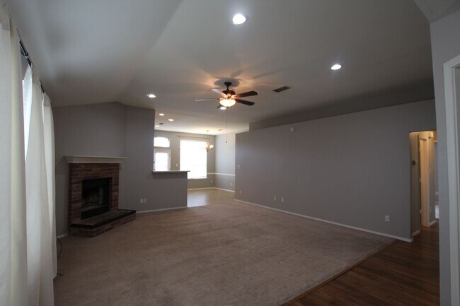 Building Photo - Beautiful 4 bedroom 2 bath home in Flint!