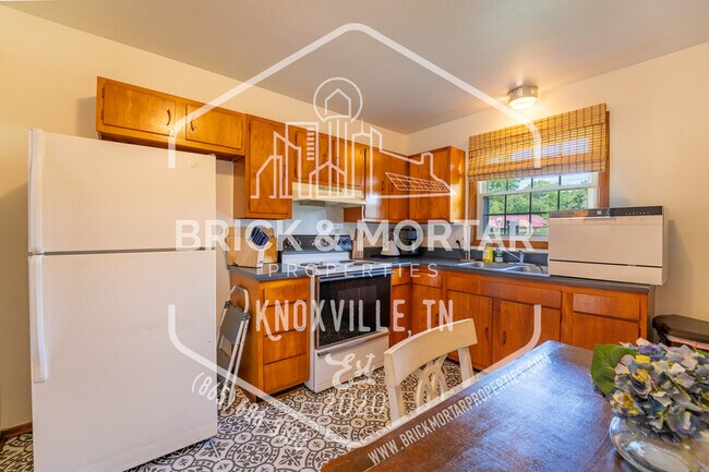 Building Photo - 2407 Holbrook Dr