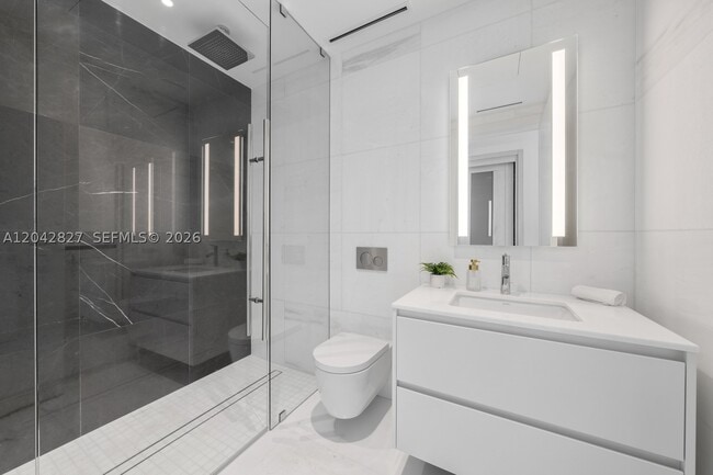 Building Photo - 300 Biscayne Blvd