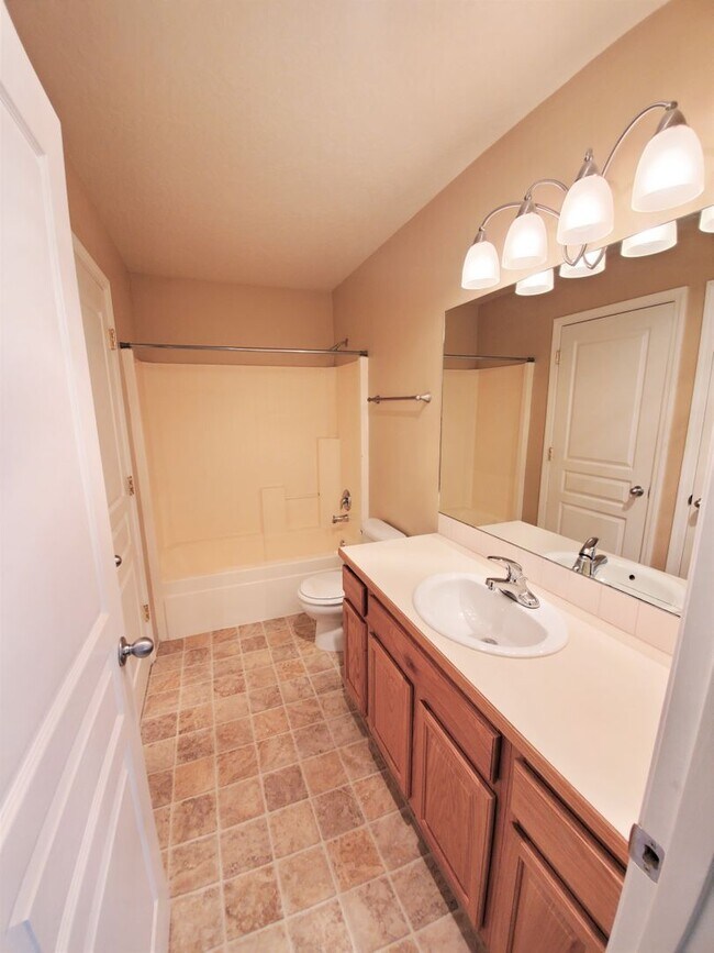 Building Photo - Beautiful Condo in Gilham