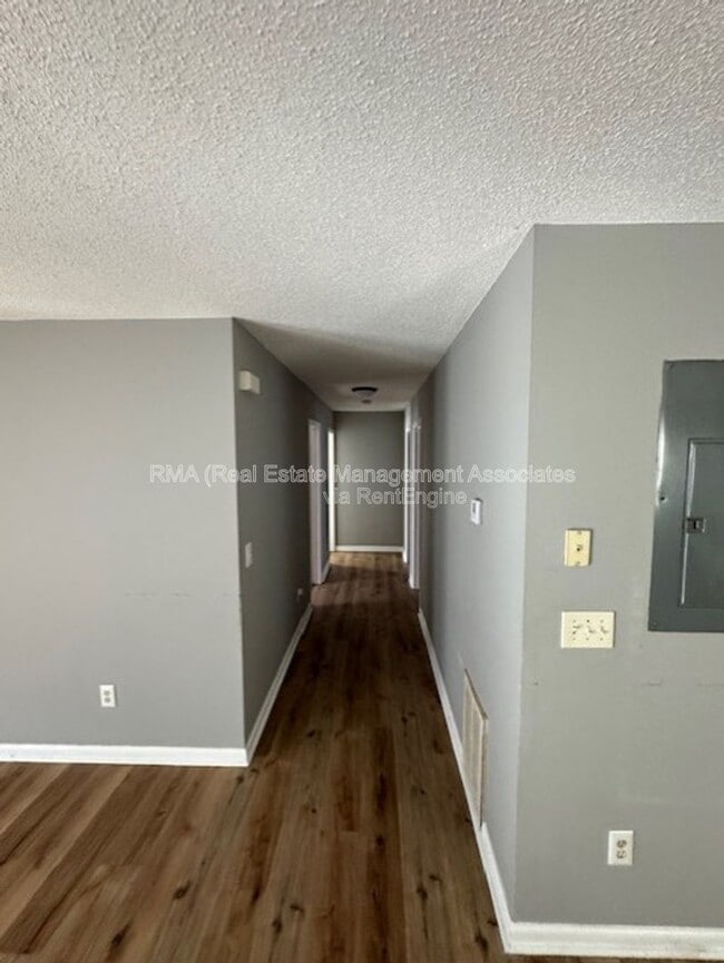 Building Photo - 424 N 8th St