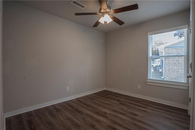 Building Photo - 636 N Honey Locust Bnd