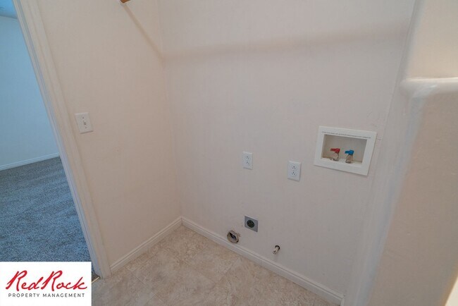 Building Photo - Enjoy Scenic Ivins Living – 3-Bed, 2-Bath ...