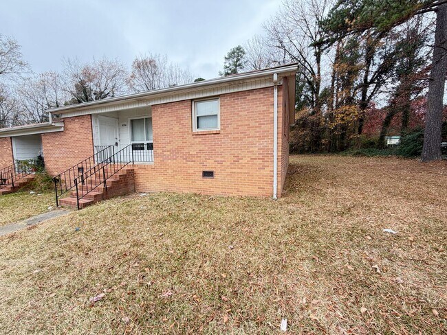 Building Photo - 823 Bostian Rd