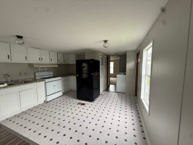 Building Photo - Mobile Home For Sale