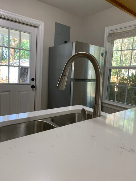 Building Photo - 114 Ellinor St