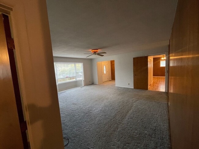 Building Photo - Large 3 bed 2 bath house