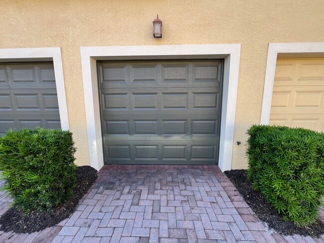 Garage - 5427 Soapstone Pl