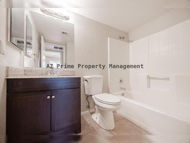 Building Photo - 2127 E 10th St