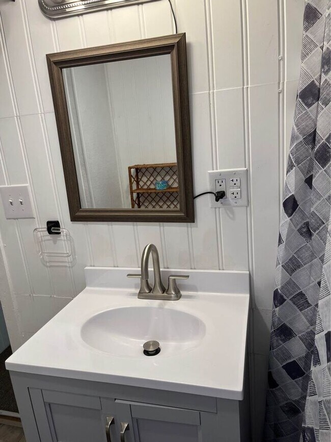 Building Photo - Two bedroom in the Bentworth School DIstrict!