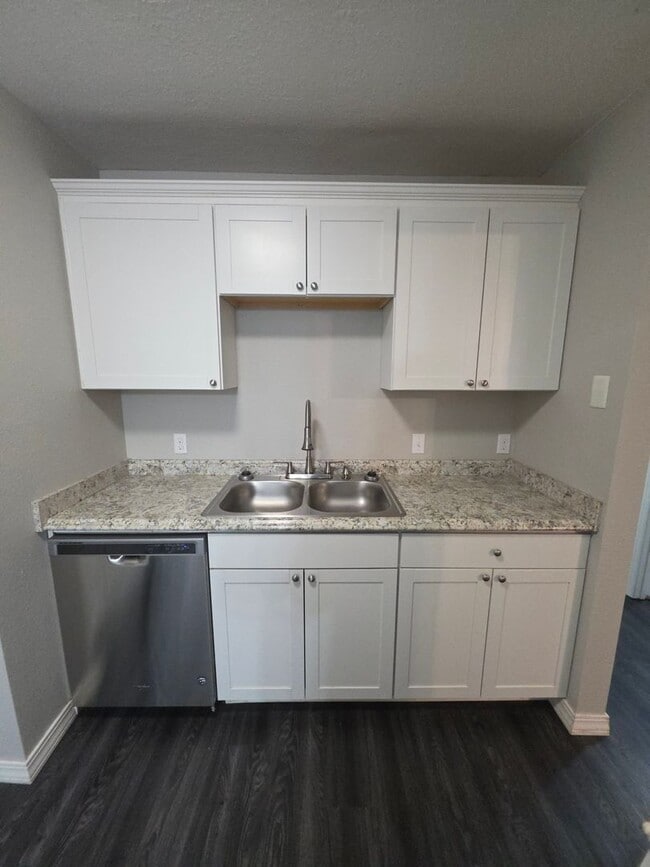 Building Photo - 2211 S Hartford Cove