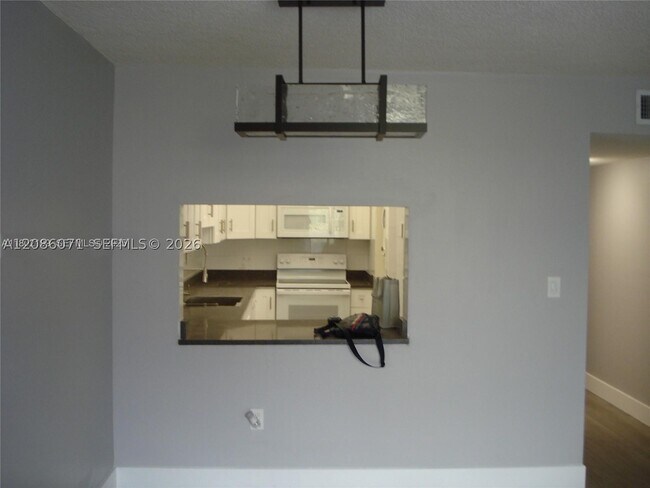 Building Photo - 10000 NW 80th Ct