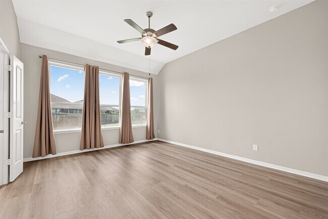 Building Photo - 24527 Royal Pike Dr