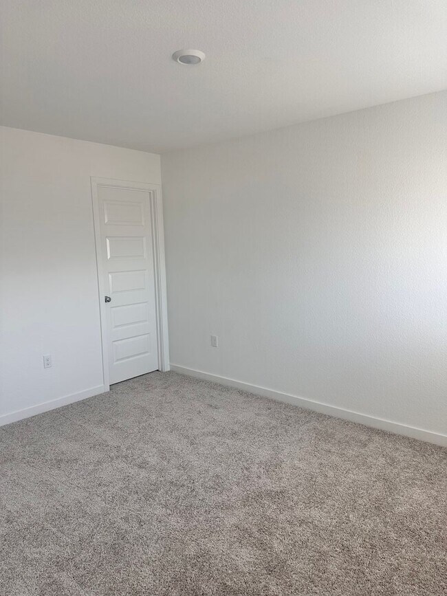 Building Photo - 1/2 off first full months rent with possession by 4/17/2026