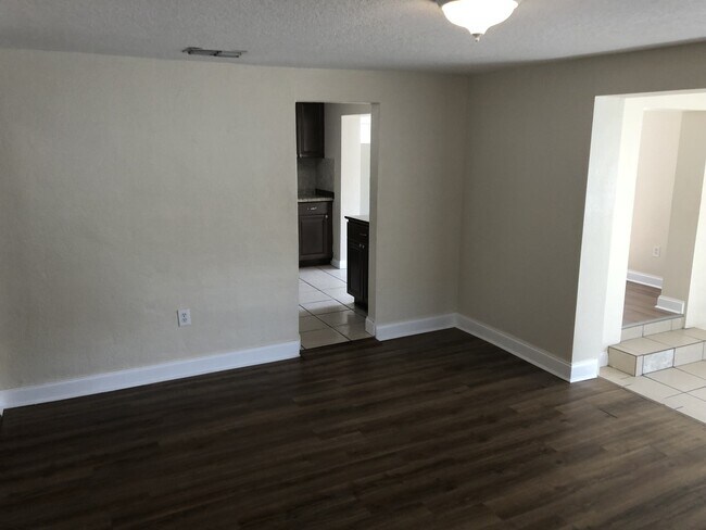 Building Photo - Old West Tampa 4 bedroom Ranch