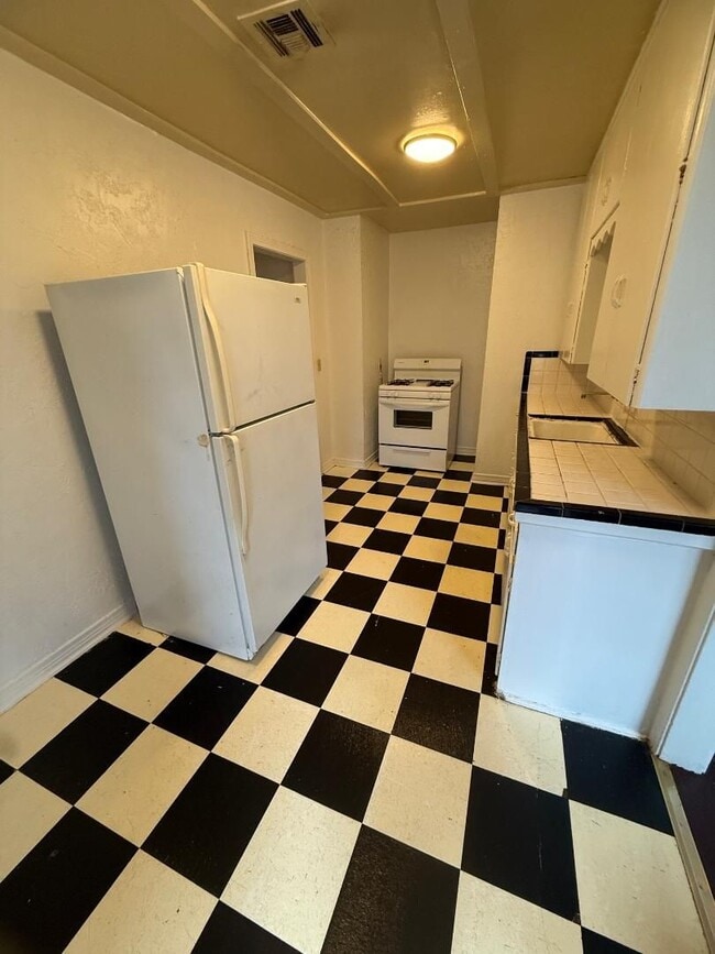 Building Photo - 2 Bed 1 Bath Duplex For Lease NOW!