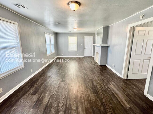 Building Photo - 3 Bed, 2 Bath with Fenced Yard / Pet-Friendly / Available Now!