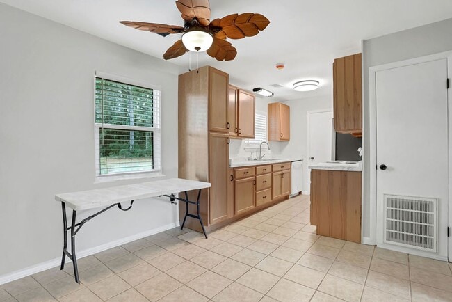 Building Photo - 3 bedroom 1.5 bath home