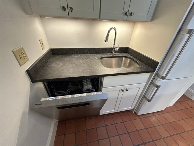 Building Photo - 31 Branch St