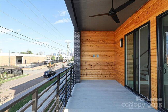Building Photo - 2027 Isom St