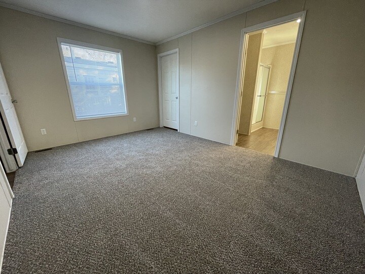 Building Photo - 38054 Versailles St