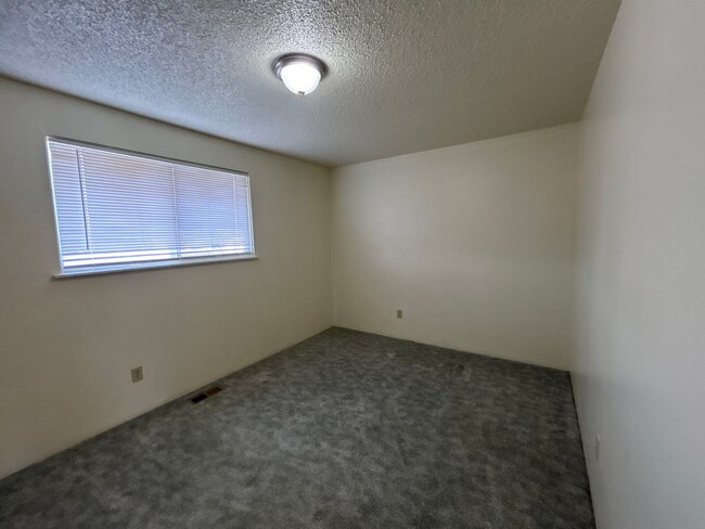 Building Photo - Newly Remodeled 3 Bedroom / 1 Bathroom hom...