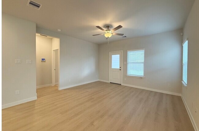 Building Photo - 3914 Flora Fld Dr