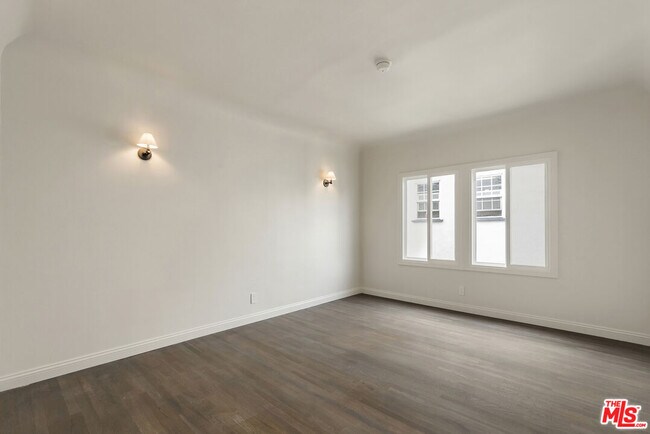 Building Photo - 428 S Bedford Dr