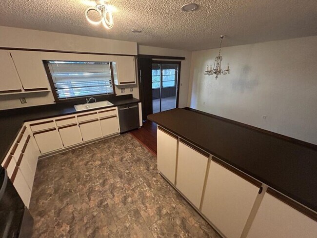 Building Photo - Spacious 3-Bedroom Home with Fenced Yard & Screened Porch in SE Ocala