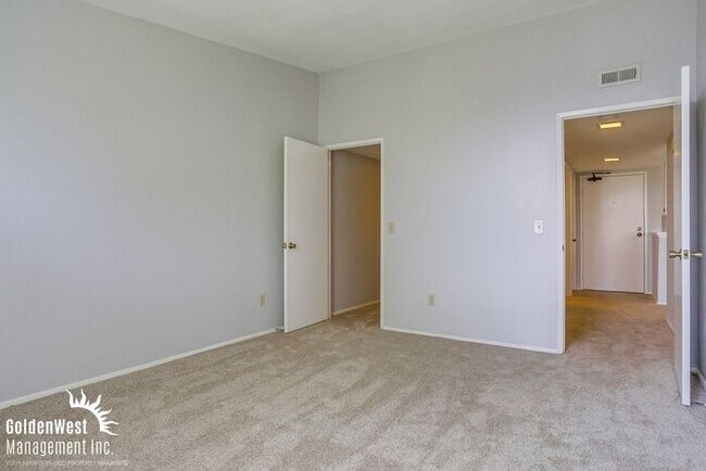 Building Photo - Breezy 2Bdm 2Ba Top-Floor Corner Condo with Mountain Views!