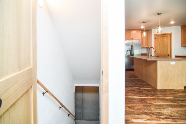 Building Photo - 2220 Blue Stem Ln