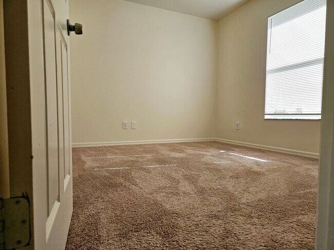 Building Photo - 2 Bedroom + Den Duplex