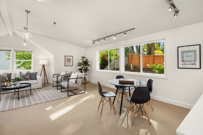 Building Photo - 5bd/2.75ba Bellevue Home