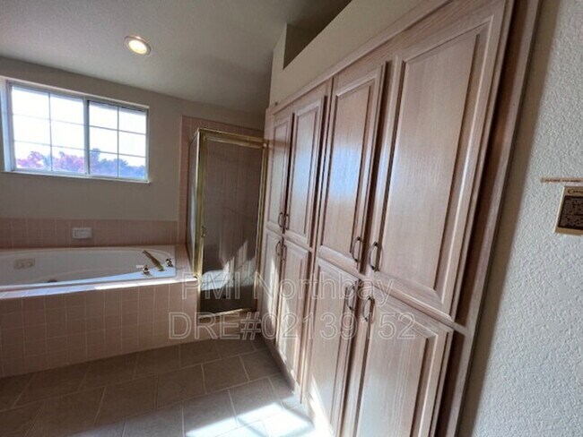 Building Photo - 3213 Hilton Head Dr