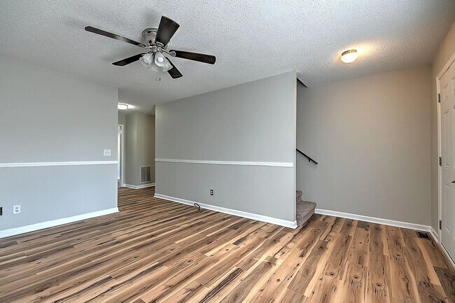 Building Photo - Charming Renovated 2 bedroom/ 3 bath Townhome Near Bristol Country Club – Prime Location!