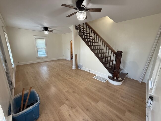 Building Photo - 2-912 E 6th St