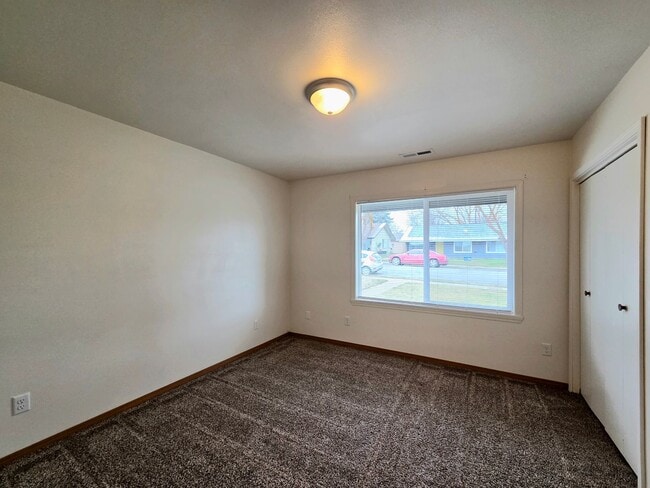 Building Photo - 1231/1233 Montana St. Duplex