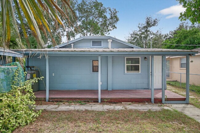 Building Photo - Location, Location, location! Large 3 Bedroom, 2 Bathroom Home for rent. This home has recently b...