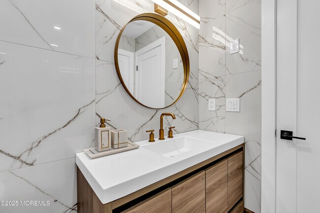 Building Photo - 320 Silver Lagoon Dr