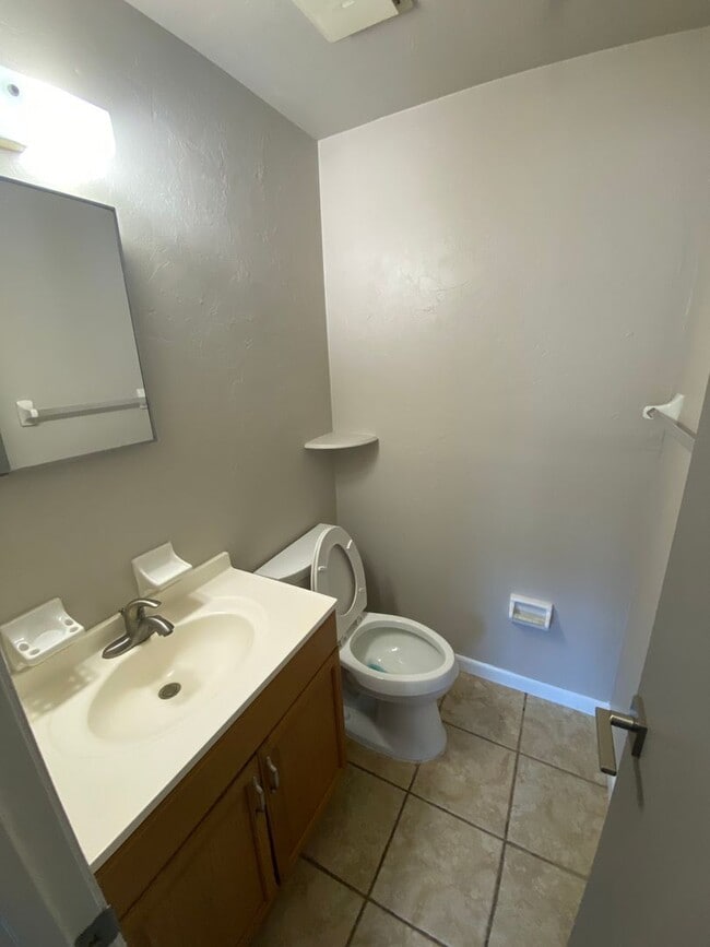 Building Photo - 2 Bed 1.5 Bath Condo