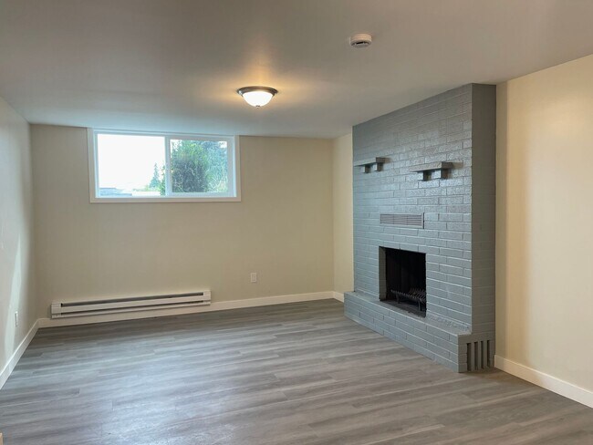 Building Photo - 2 Bedroom 2 Bathroom Ballard Duplex!