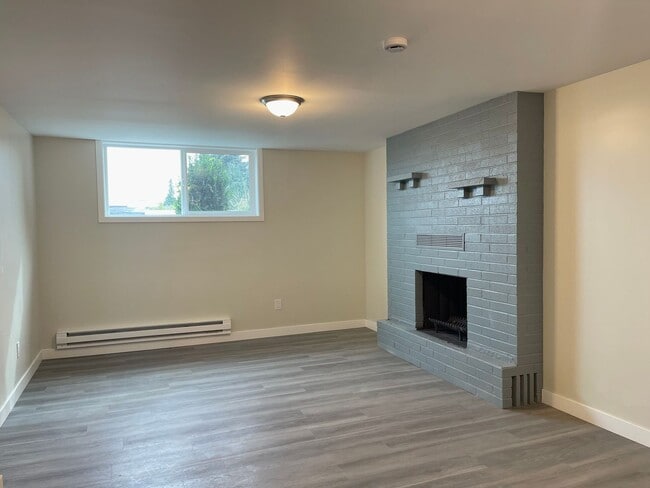 Building Photo - 2 Bedroom, 2 Bathroom + Den Ballard Duplex!