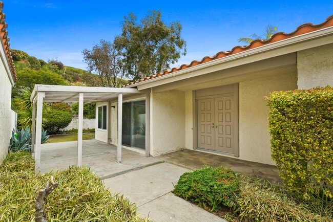 Building Photo - Beautiful Single-Level Detached Home in Villa Pacifica For Lease