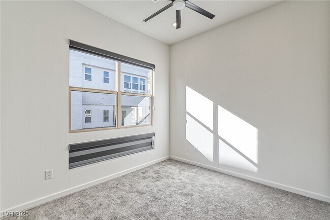 Building Photo - 643 Grey Saker St