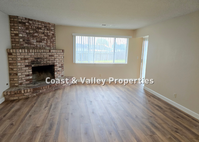 Building Photo - Salinas Home for RENT!!!