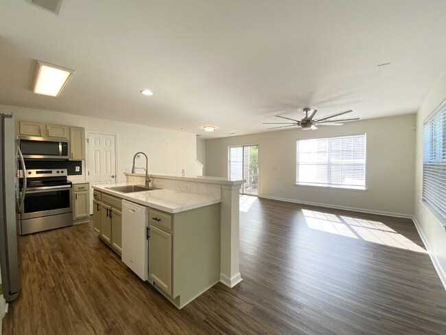 Building Photo - Charming End Unit Townhome in Mill Creek!
