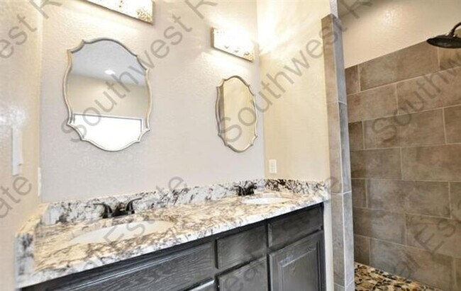 Building Photo - Spacious 3 bedroom, 2 bathroom home