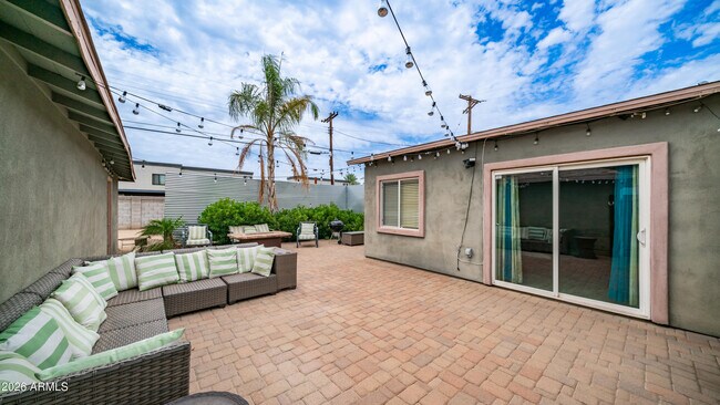 Building Photo - 717 E Palmaire Ave